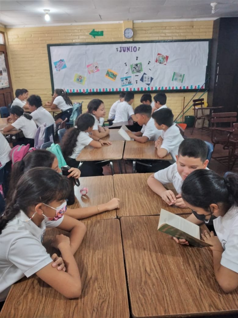 Estudiantes del Colegio Reina de la Paz en actividad de lectura